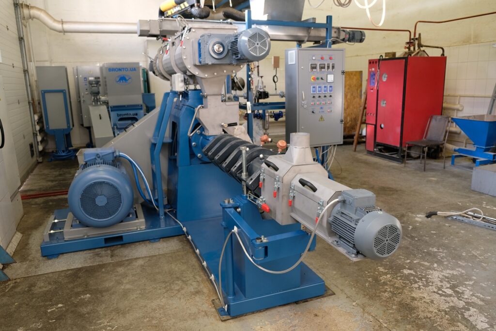 Pet food extruder