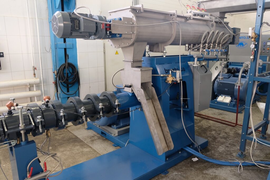Pet food extruder